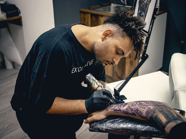 Vista a proceso de tatuaje en Johnson Exclusive